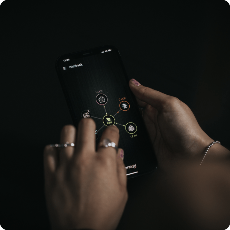 Zwei Hände bedienen eine App auf dem Smartphone