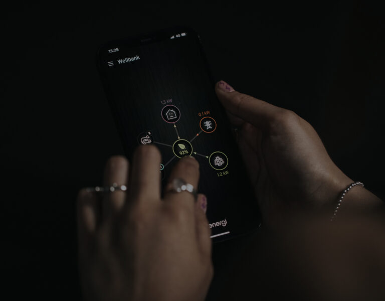 Zwei Hände bedienen die myenergi App auf dem Smartphone
